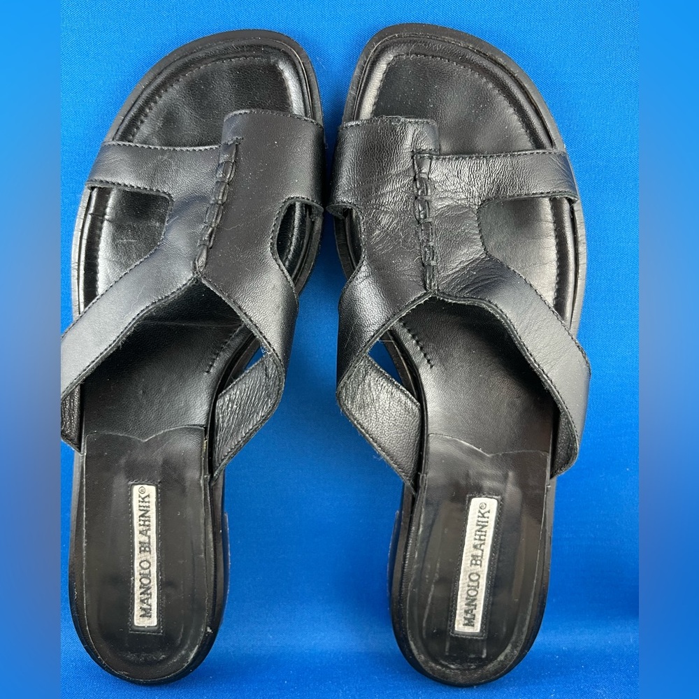 Manola Blahnik WOMENS size 7.5 black leather sandals. Made in Italy.